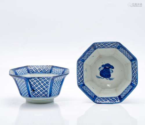 Deux bols octogonaux, en porcelaine bleue et blanche peinte ...