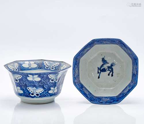 Deux grands bols octogonaux, en porcelaine bleue et blanche ...