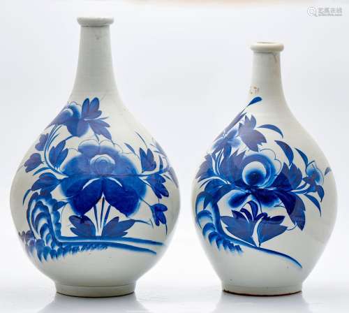 Deux grands vases à bouteilles, en porcelaine bleue et blanc...