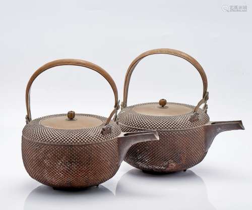 Paire de bouilloires en fonte et laiton, Japon, 20e siècle