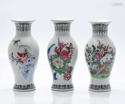 Trois vases en porcelaine à décor polychrome de fleurs et d&...