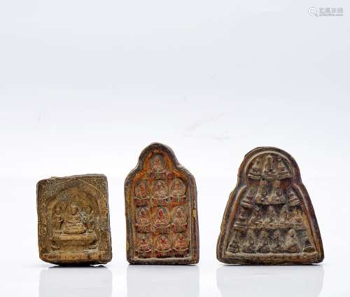 Trois TSA en terre cuite représentant des divinités du boudd...