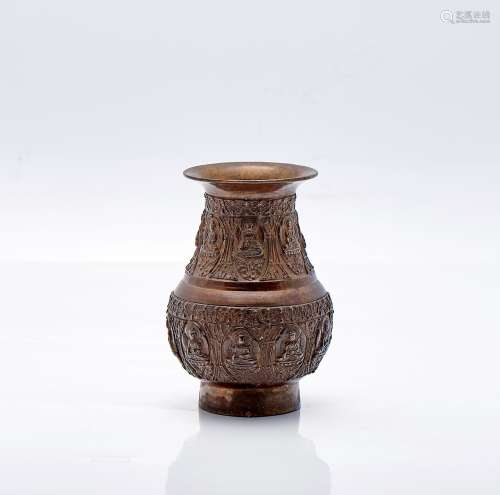 Vase en alliage de cuivre avec décoration en relief de Boudd...