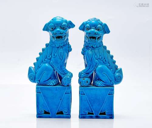 Paire de lions bouddhistes, en porcelaine à glaçure turquois...