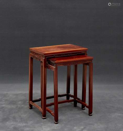 Deux petites tables en bois, Chine
