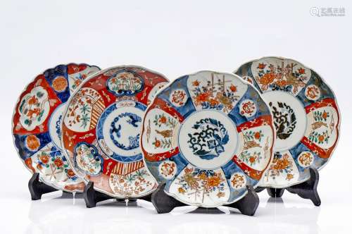 Quatre assiettes en porcelaine Imari à décor polychrome et b...