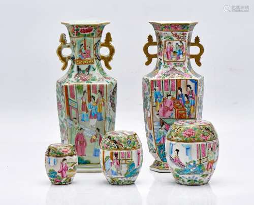 Divers objets, Deux paires de vases, un bol à profil polylob...