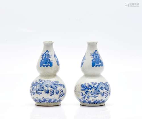 Paire de vases en calebasse, décorés en bleu cobalt