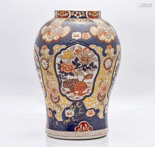 Vase, Porcelaine avec décoration de style Imari