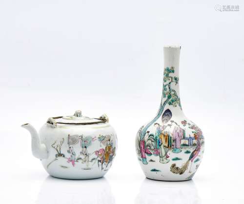 Vase et théière, en porcelaine à décor polychrome de personn...