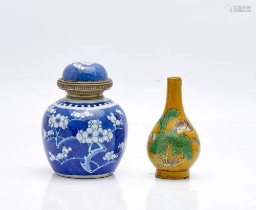Quatre vases en porcelaine, Deux vases à fond bleu à décor p...