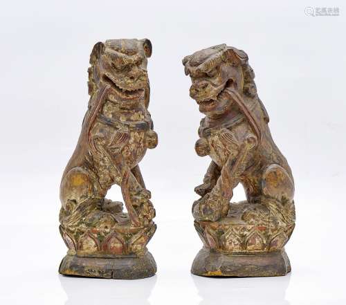 Deux sculptures en bois de lions bouddhistes, Chine, XIXe - ...