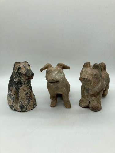 Trois sujets en terre-cuite figurant des chiens