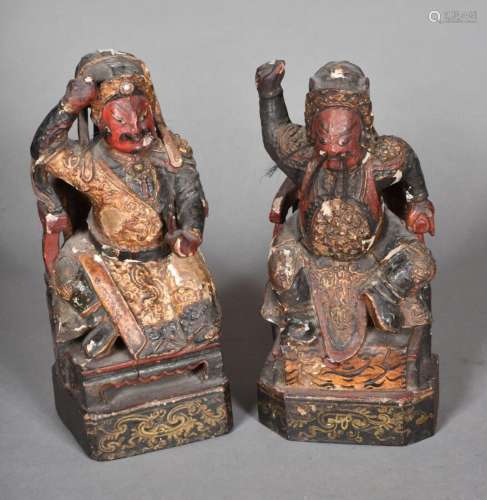 Deux sujets en bois laqué or et polychrome, représentant des...