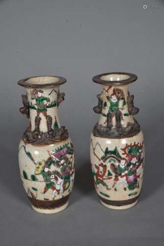 Deux petits vases en grès de Nankin à décor polychrome sur f...