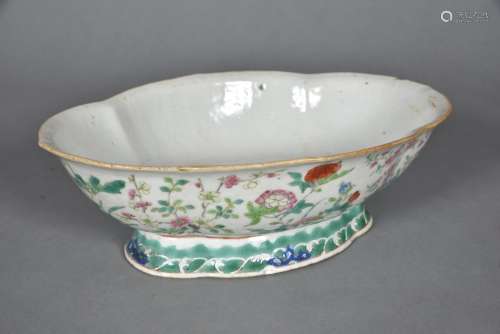 Coupe ovale creuse polylobée sur pied évasé, en porcelaine e...