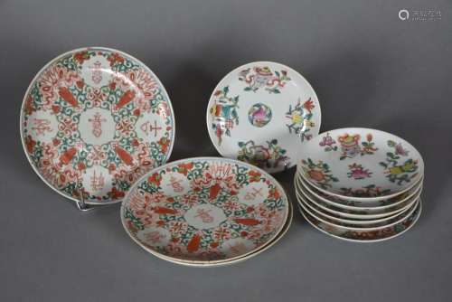 Lot de dix petites assiettes en porcelaine, dont une série d...