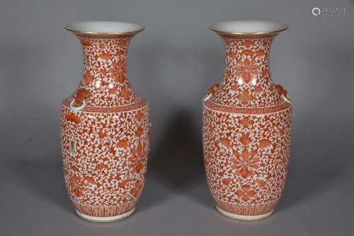 Paire de vases en porcelaine à décor émaillé corail de rince...