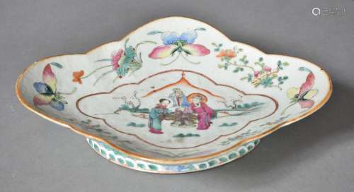 Coupe ovale polylobée sur pied évasé, en porcelaine et émaux...