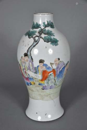 Vase balustre en porcelaine et émaux polychromes à décor de ...