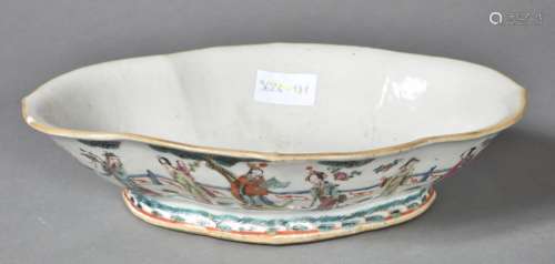 Coupe ovale creuse polylobée sur pied évasé, en porcelaine e...