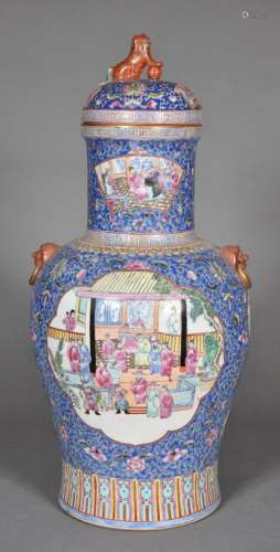 Grand vase balustre couvert à haut col, en porcelaine et éma...