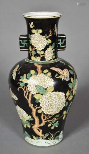 Vase en céramique à décor polychrome sur fond noir, de papil...
