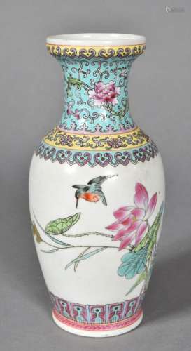 Petit vase en porcelaine à décor polychrome, la panse ornée ...