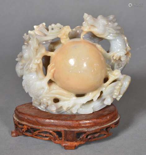 Pierre dure en agate grise, beige et blanche, sculptée de de...