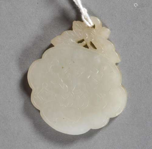 Pendentif en jade blanc de forme polylobée, à décor en léger...