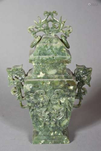Vase couvert en amphibole verte veinée de blanc, de forme ap...