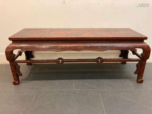 Table basse de forme rectangulaire en bois laqué rouge foncé...