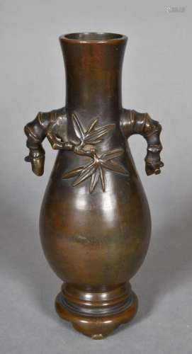 Vase en bronze de patine brune, à panse piriforme sur pied é...