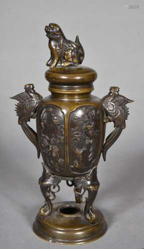 Vase tripode couvert en bronze, la paroi ornée en relief d&#...