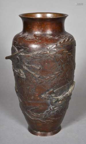 Grand vase en bronze de patine brune à décor en relief d'...
