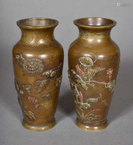 Paire de vases en bronze de patine médaille, à décor en reli...