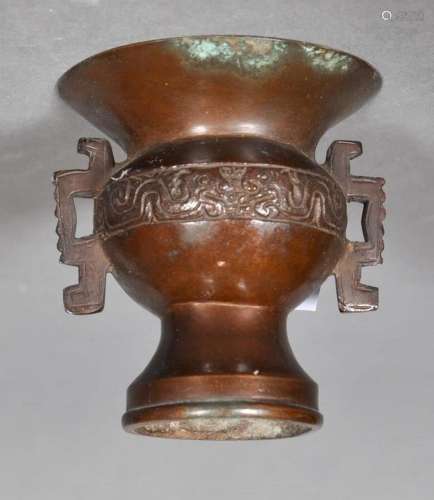 Petit vase en bronze de patine brune, à large ouverture évas...
