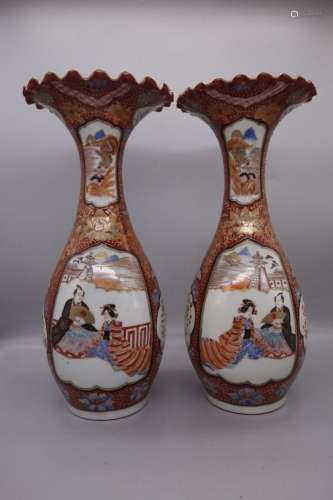 Paire de vases en porcelaine à panse ovale et ouverture évas...