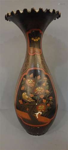 Grand vase de forme ovale à large col évasé festonné, en por...