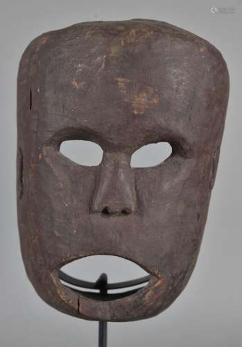 Masque Île de Timor 
Bois à patine brune nuancée rouge 
H