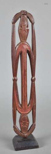 Statuette de type PNG
Bois à patine brune, pigments ocre rou...