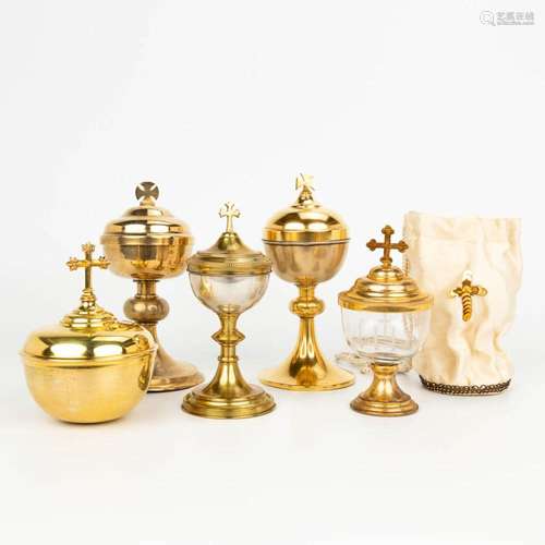 A collection of 5 gold plated ciboria. (H:17,5cm)