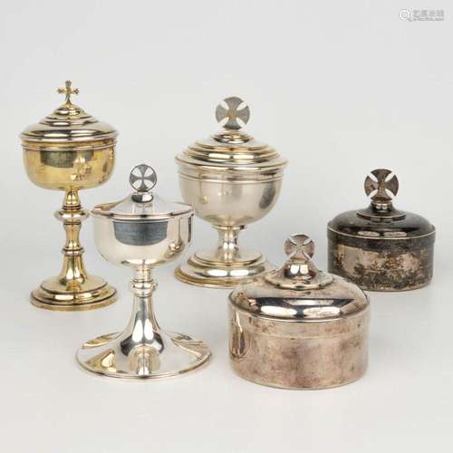 A collection of 5 silver-plated ciboria. (H:18cm)