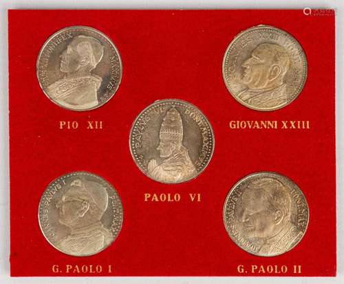 A collection of 5 badges with Papal figurines: Pio XII, Giov...