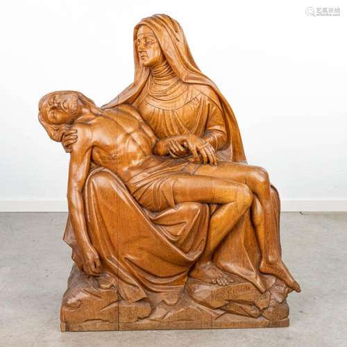 A large pietà made of sculptured oak, around 1922. (H:101cm)