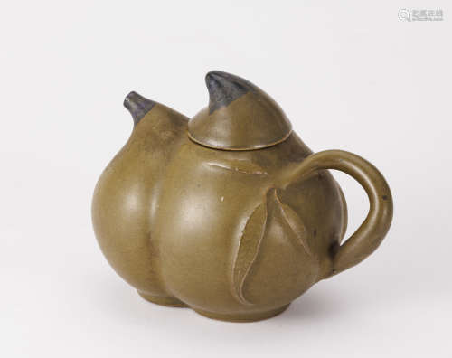 清中期 茶葉末釉桃形壺