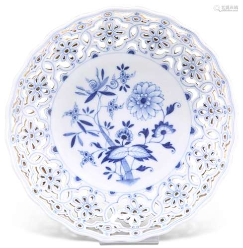 A 19TH CENTURY MEISSEN BLUE AND WHITE PLATE, in the 'Oni...