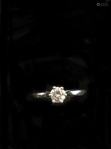 Bague solitaire en or blanc 18K (750°/00) ornée d’un diamant...