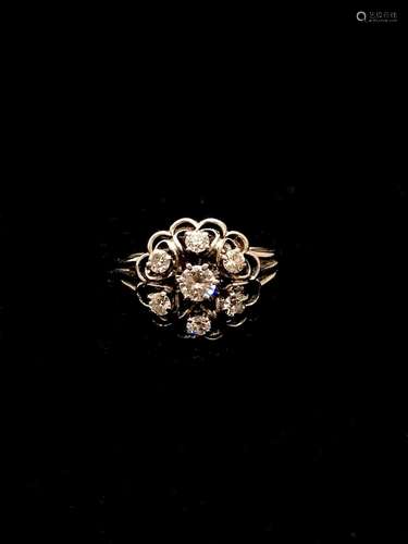 Bague de forme fleur or blanc 750°/00 et diamant