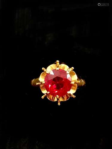 Bague cocktail en or 18K (750°/00) ornée d’une pierre rose r...